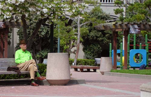 25guyinpark00291